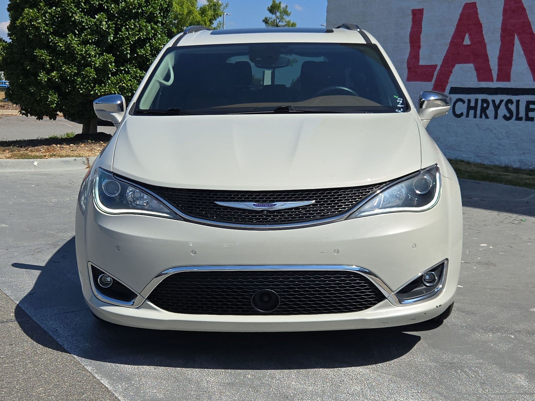 Used 2019 Chrysler Pacifica Limited w/ Advanced Safetytec Group FWD image 2