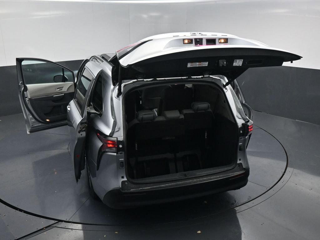 Used 2024 Toyota Sienna XLE image 24
