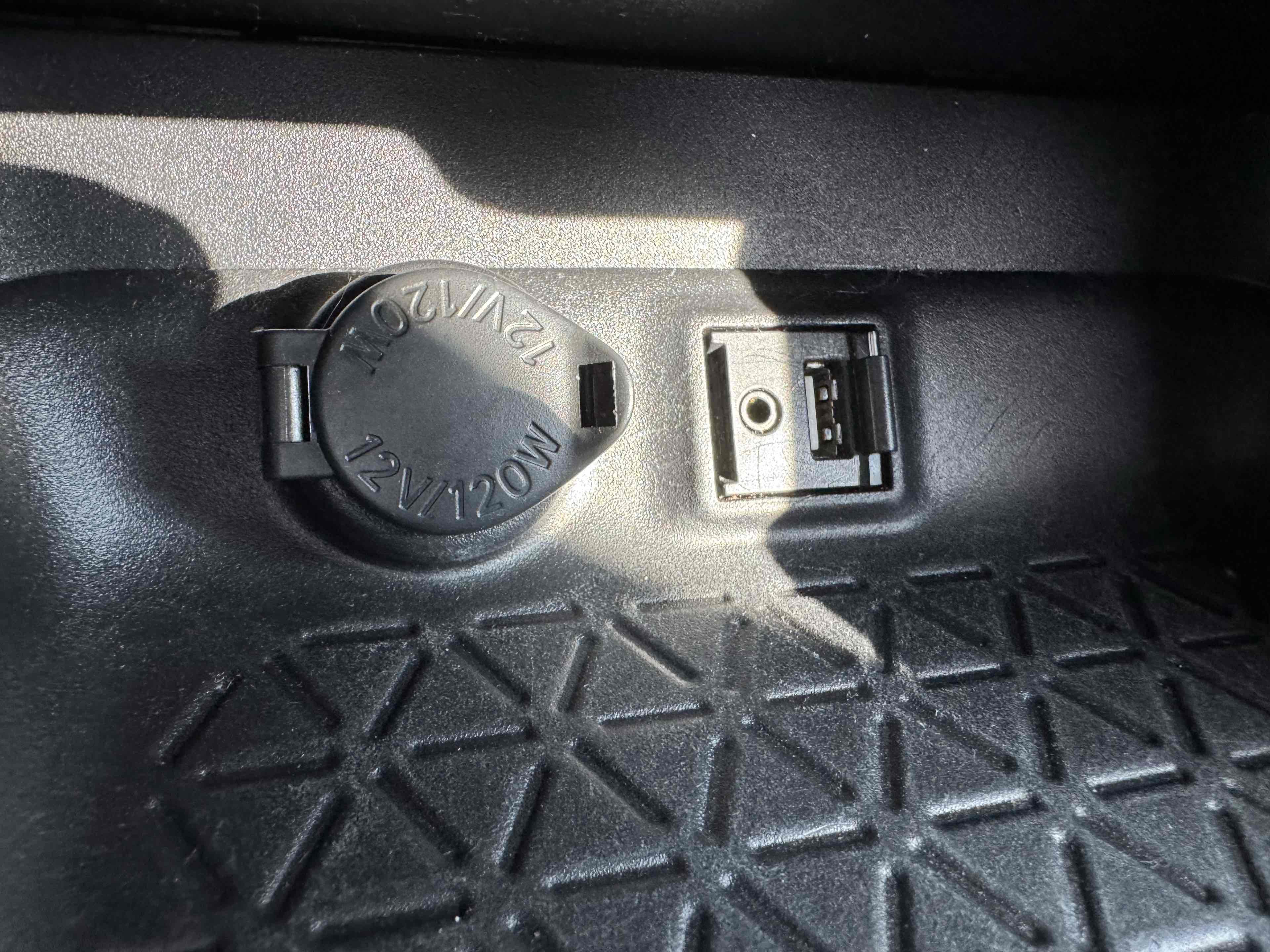 Used 2019 Toyota RAV4 LE w/ Carpet Mat Package image 30