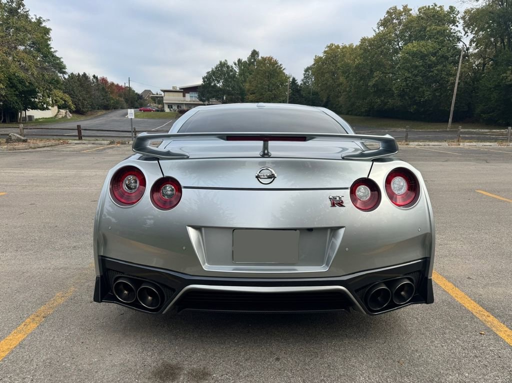 Used 2017 Nissan GT-R Premium w/ Premium Interior Package image 9