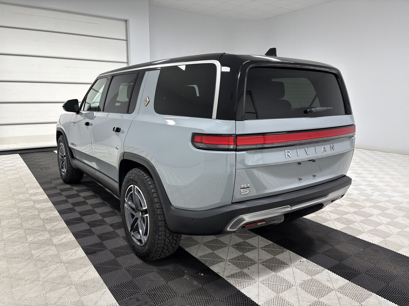 Used 2025 Rivian R1S Adventure AWD/4WD image 3