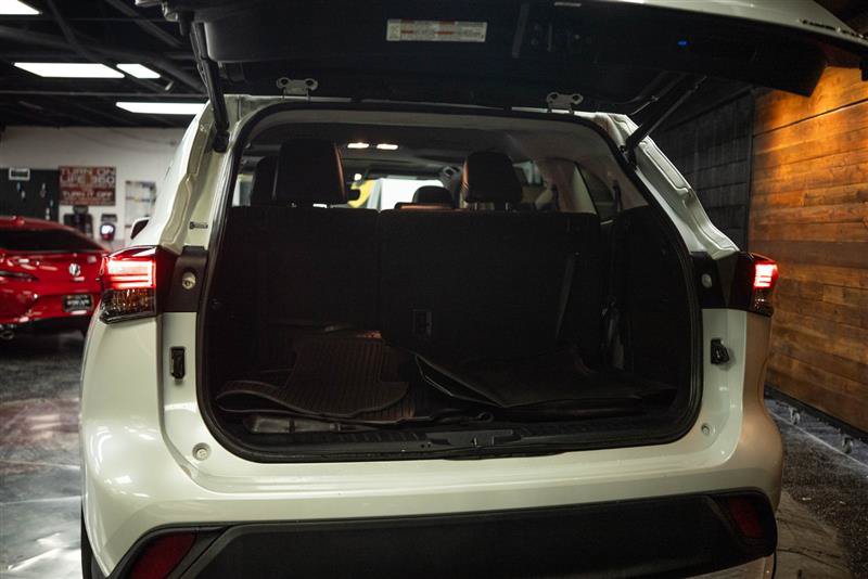 Used 2022 Toyota Highlander XLE AWD/4WD image 7