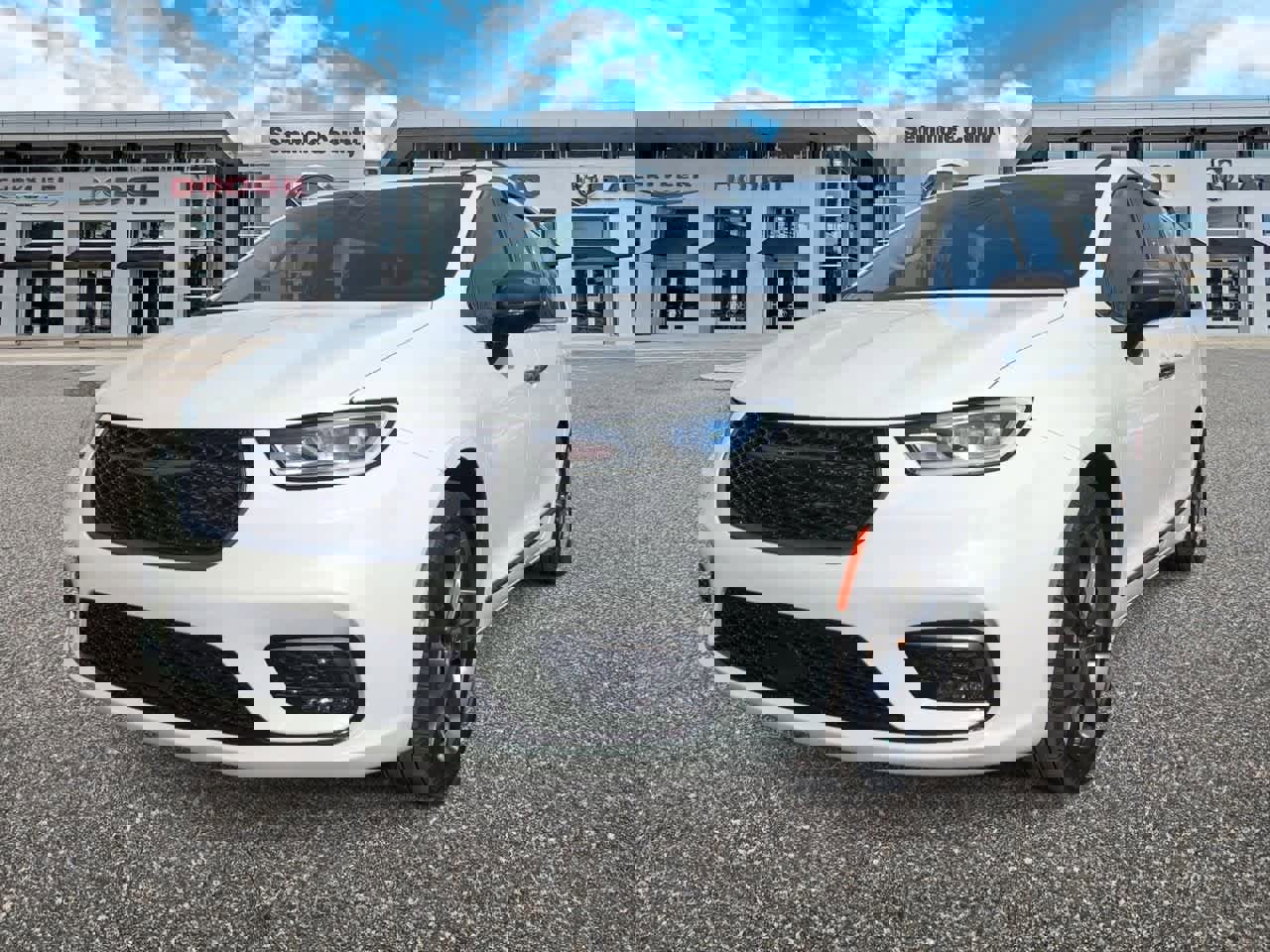 Used 2024 Chrysler Pacifica Touring-L w/ Road Tripper Package image 4