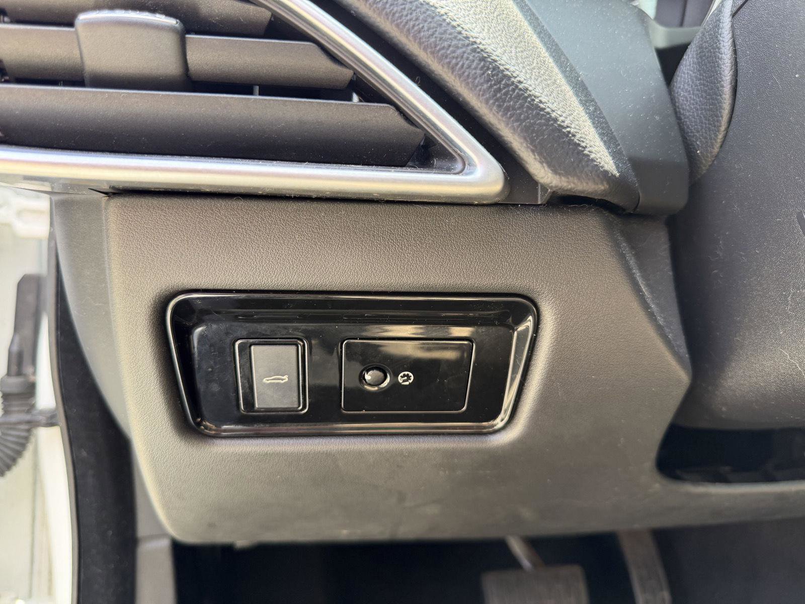Used 2017 Jaguar XE Premium RWD image 5