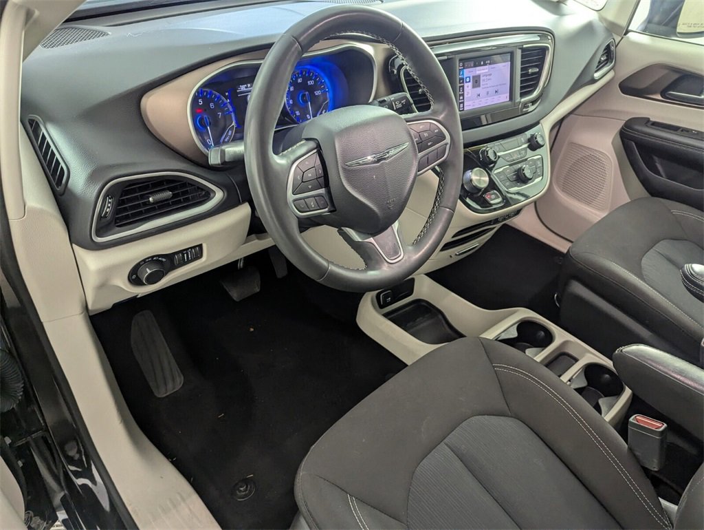 Used 2023 Chrysler Voyager LX image 10