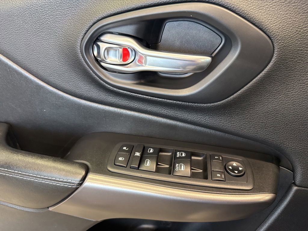 Used 2019 Jeep Cherokee Latitude Plus AWD/4WD image 20