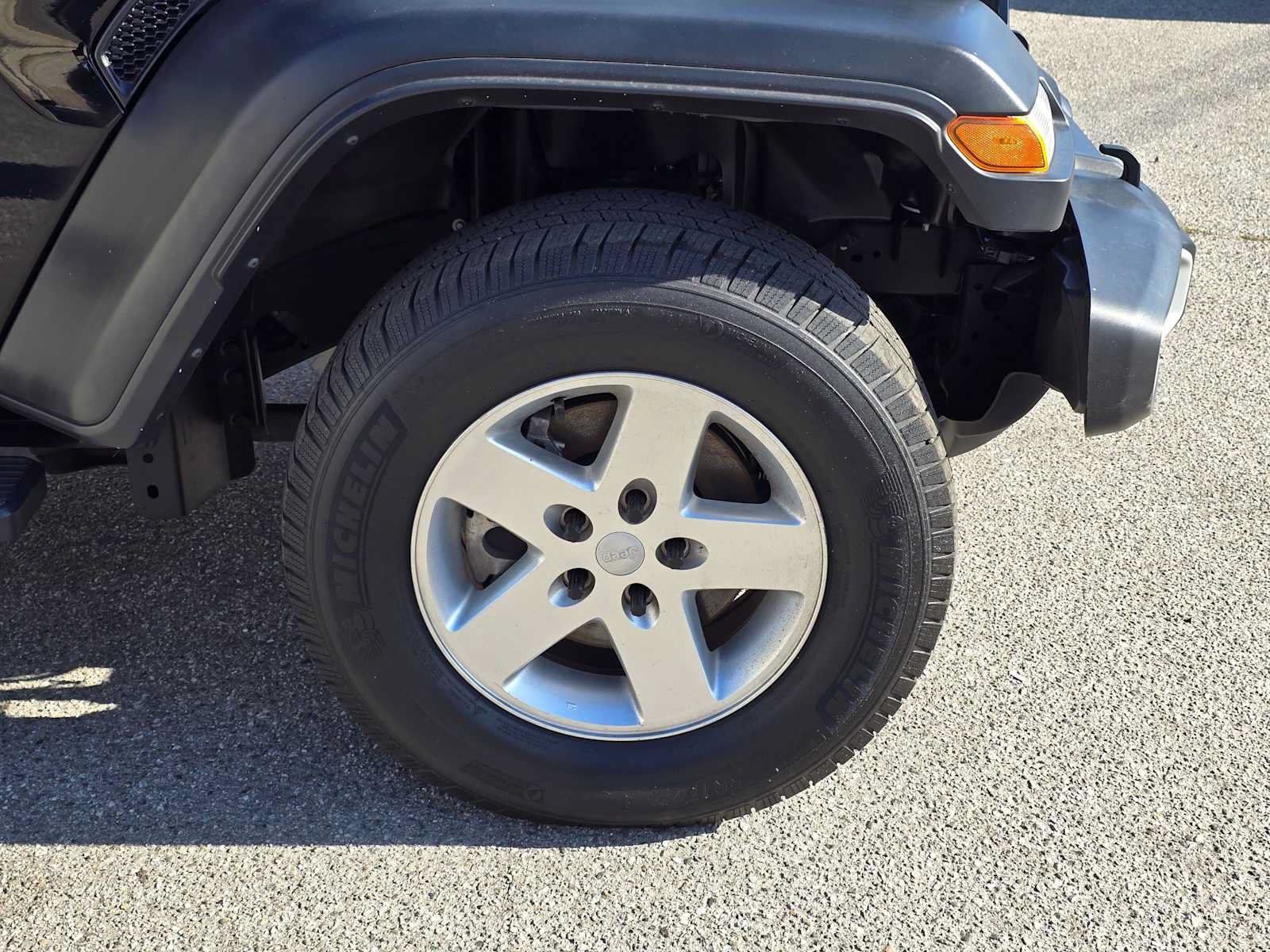 Used 2023 Jeep Gladiator Sport AWD/4WD image 9
