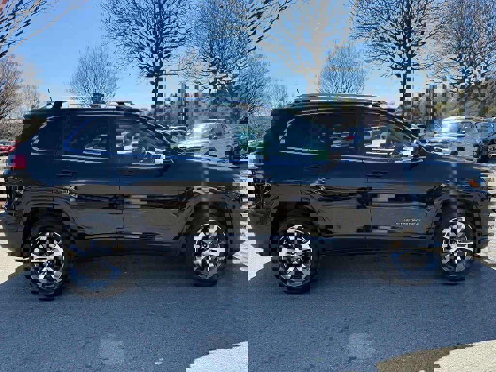 Used 2019 Jeep Cherokee Limited w/ Luxury Group image 5