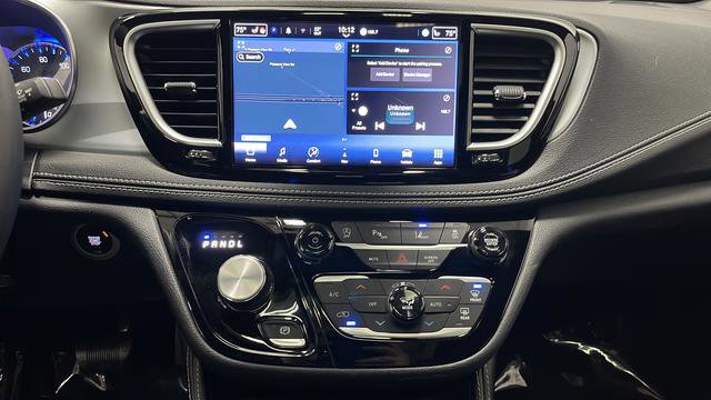 Used 2025 Chrysler Pacifica Limited image 16