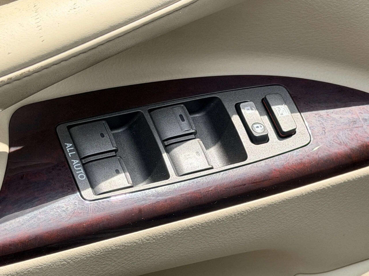Used 2013 Lexus LX 570 4WD w/ Luxury Pkg image 18
