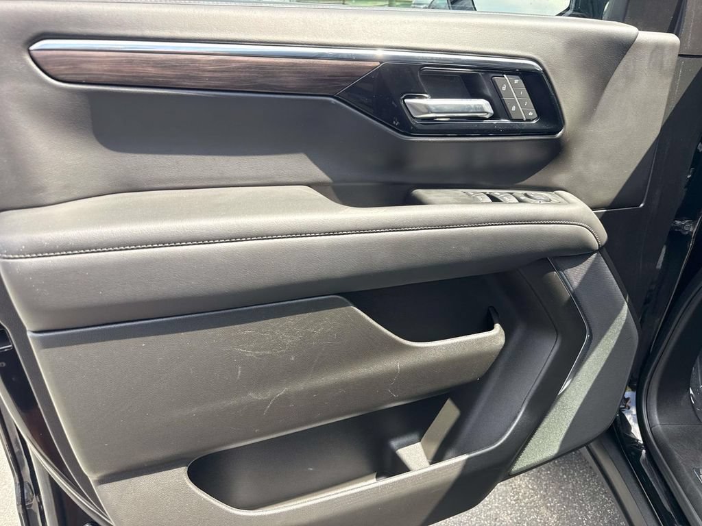Used 2025 Chevrolet Suburban Z71 AWD/4WD image 21