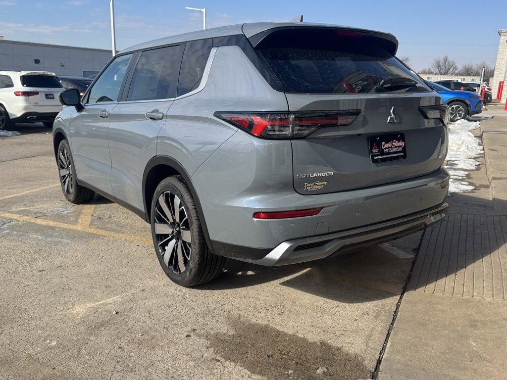 New 2026 Mitsubishi Outlander SE image 2
