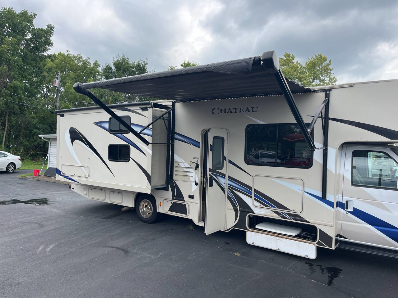 Used 2018 Ford E-450 and Econoline 450 Super Duty w/ Motorhome Prep Package image 21