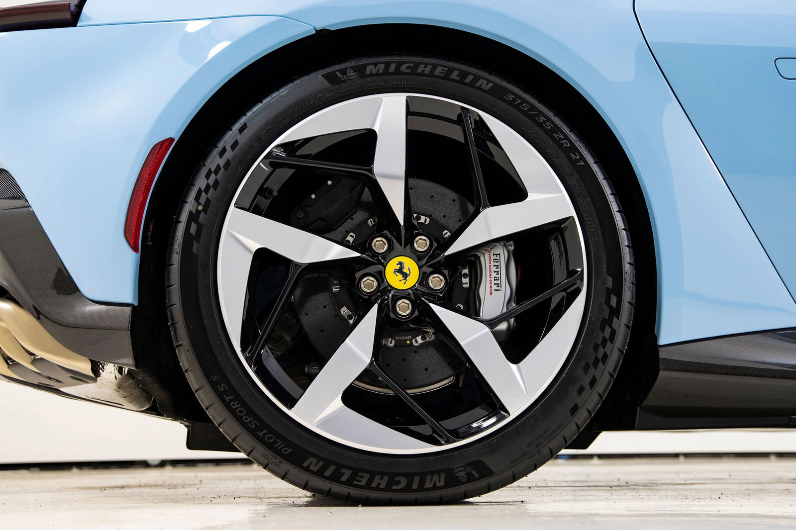 Certified 2025 Ferrari 12Cilindri RWD image 21