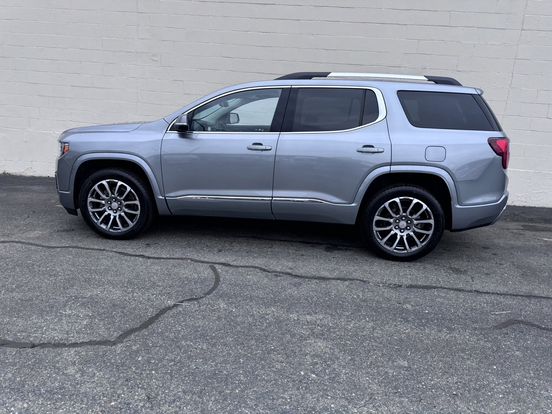 Used 2023 GMC Acadia Denali image 2