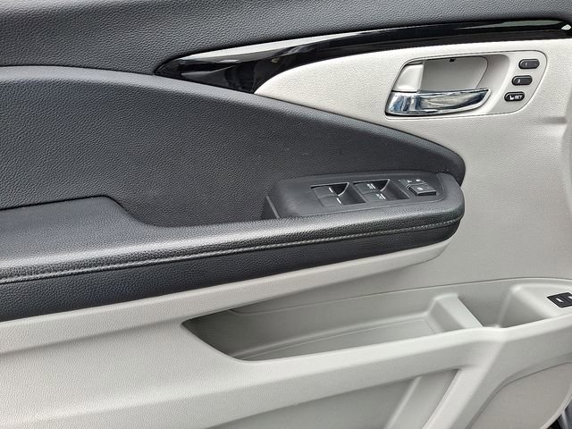 Used 2020 Honda Pilot Touring image 12