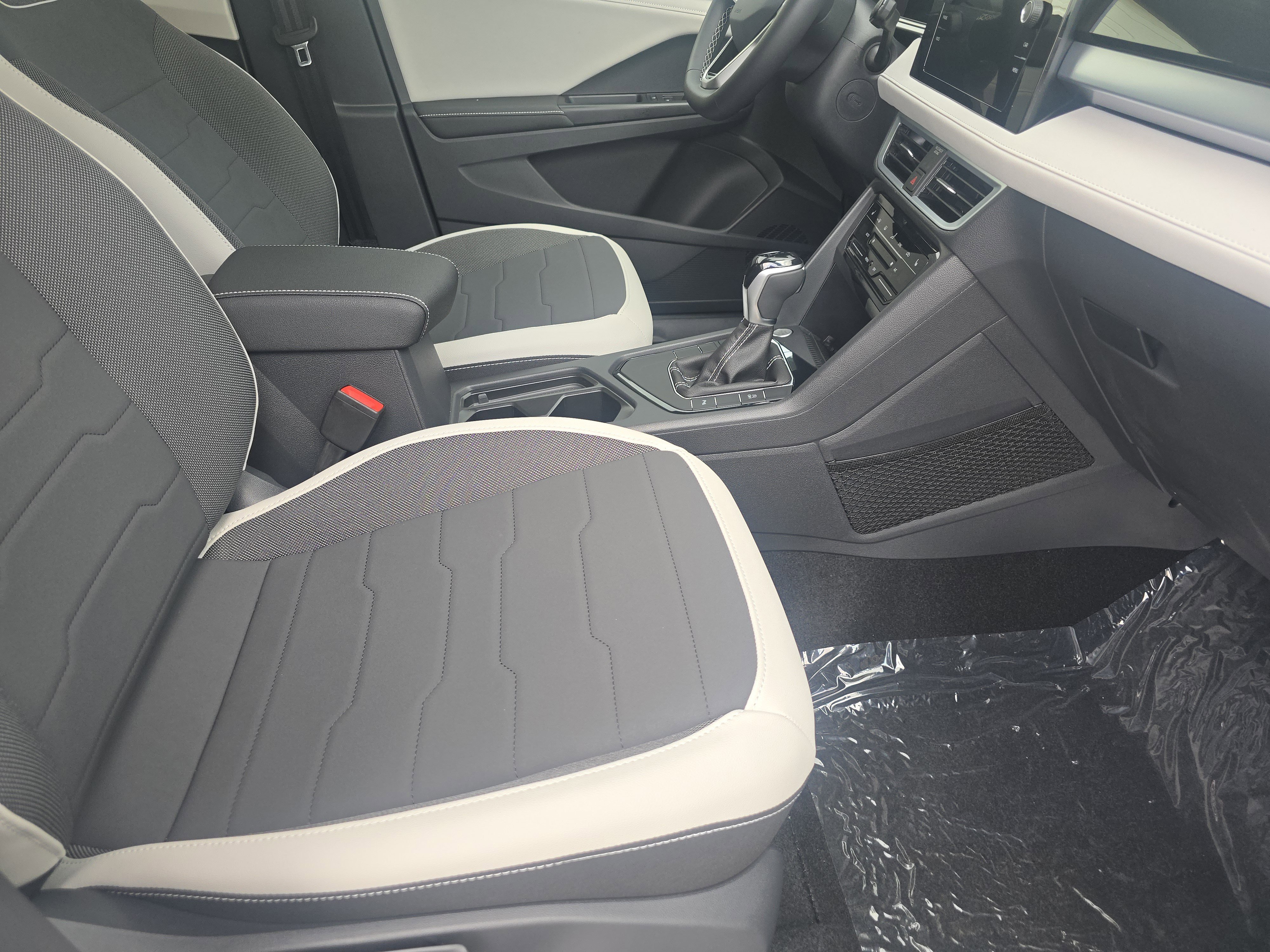 New 2025 Volkswagen Taos SE image 21