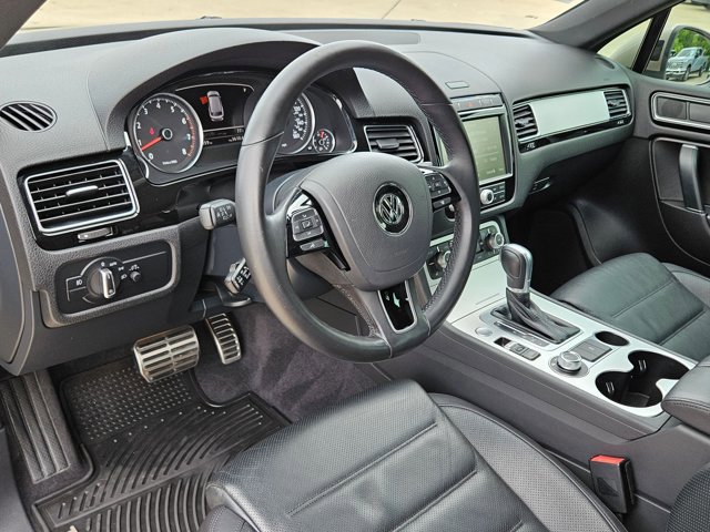 Used 2017 Volkswagen Touareg Wolfsburg Edition image 10