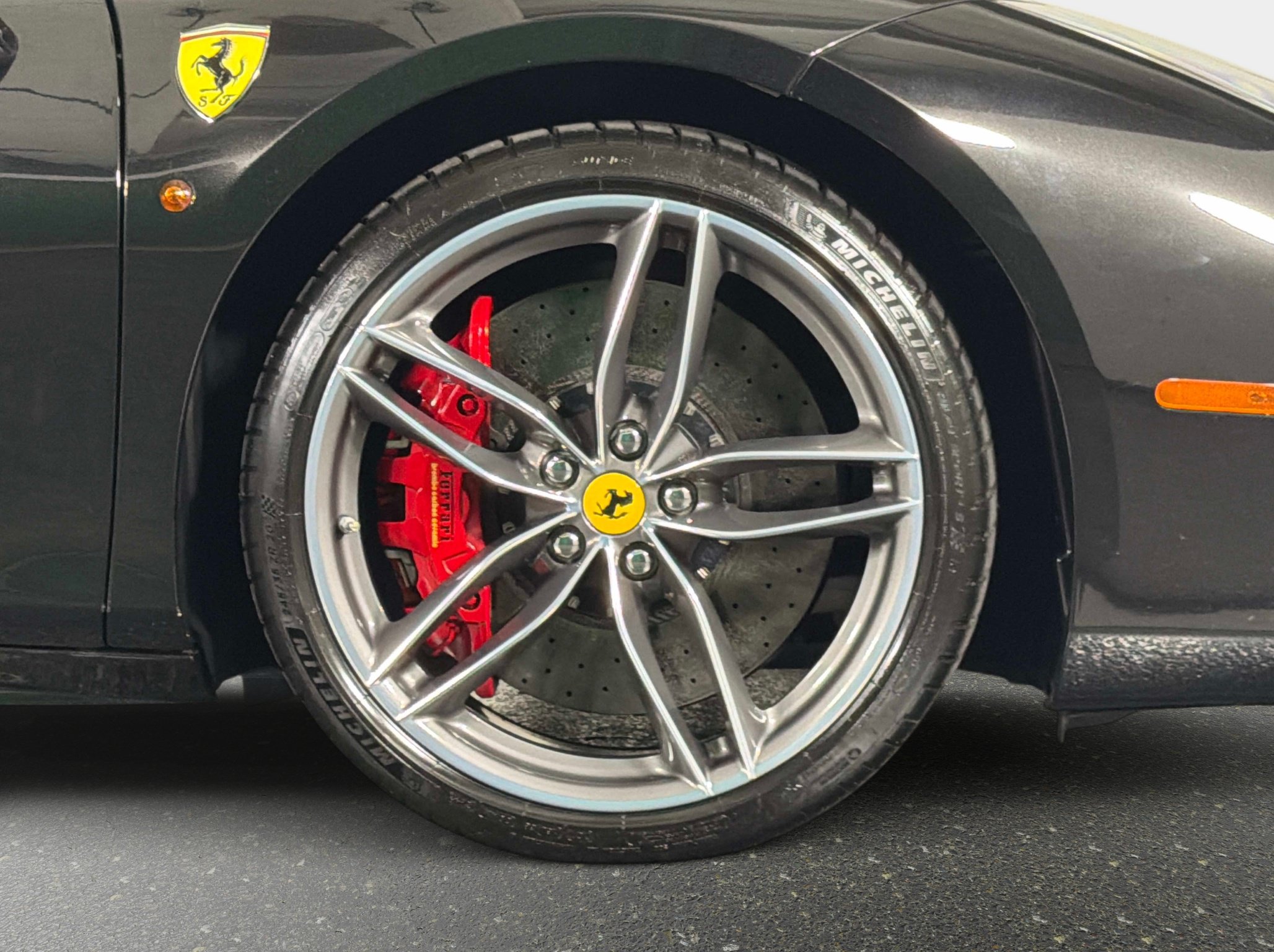 Used 2018 Ferrari 488 GTB RWD image 3