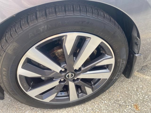 Used 2020 Nissan Versa SR FWD image 3
