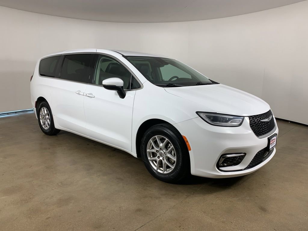 Used 2023 Chrysler Pacifica Touring-L FWD image 5