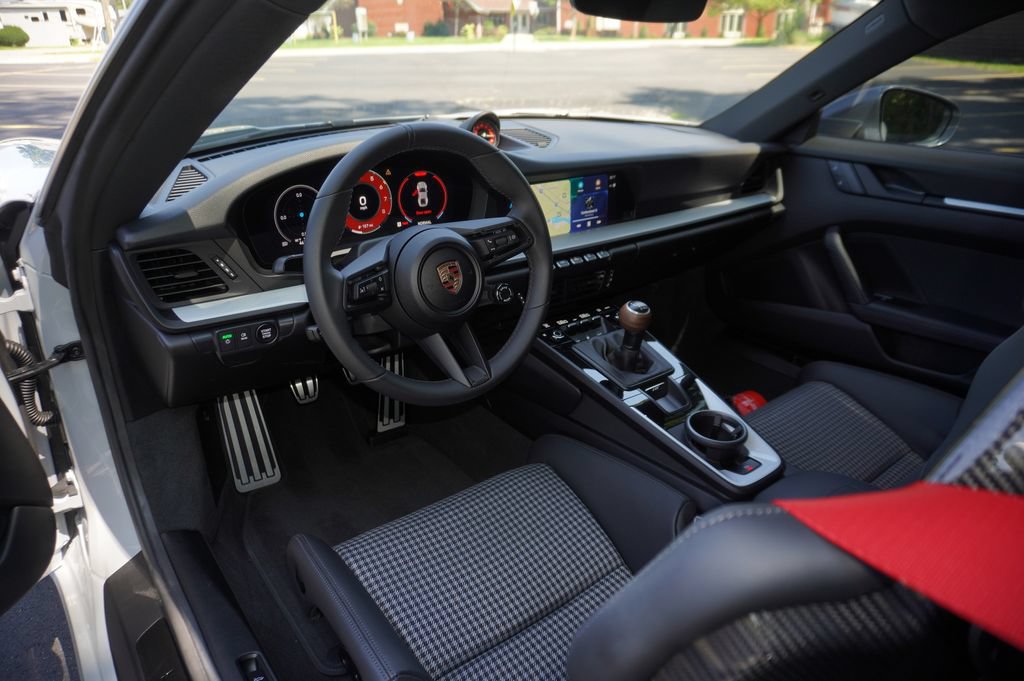 Used 2025 Porsche 911 Carrera T RWD image 39