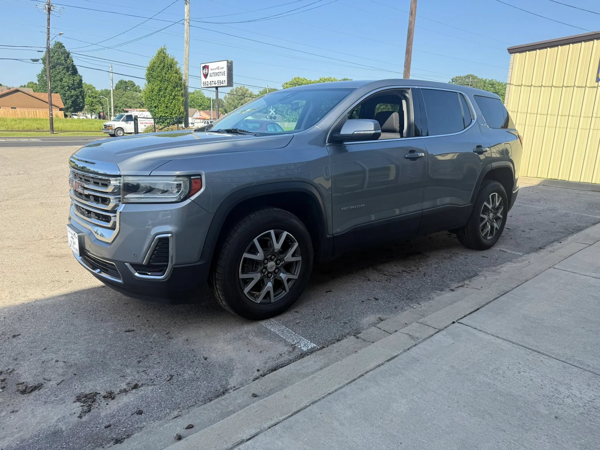 Used 2023 GMC Acadia SLE FWD image 4