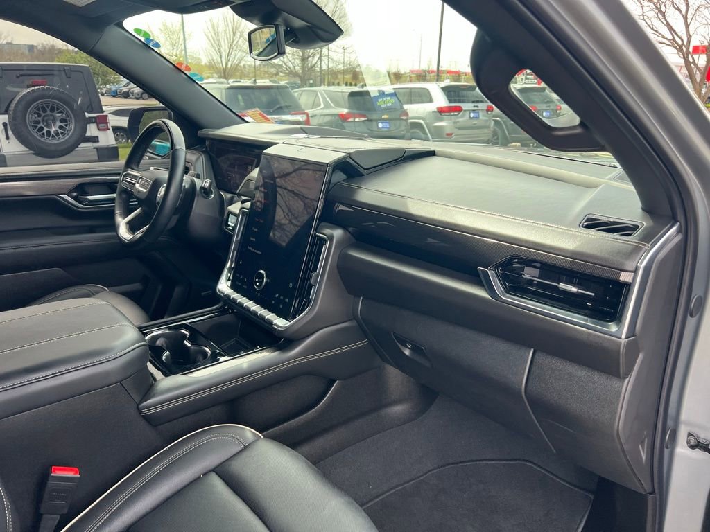 Used 2025 GMC Yukon XL Elevation image 33