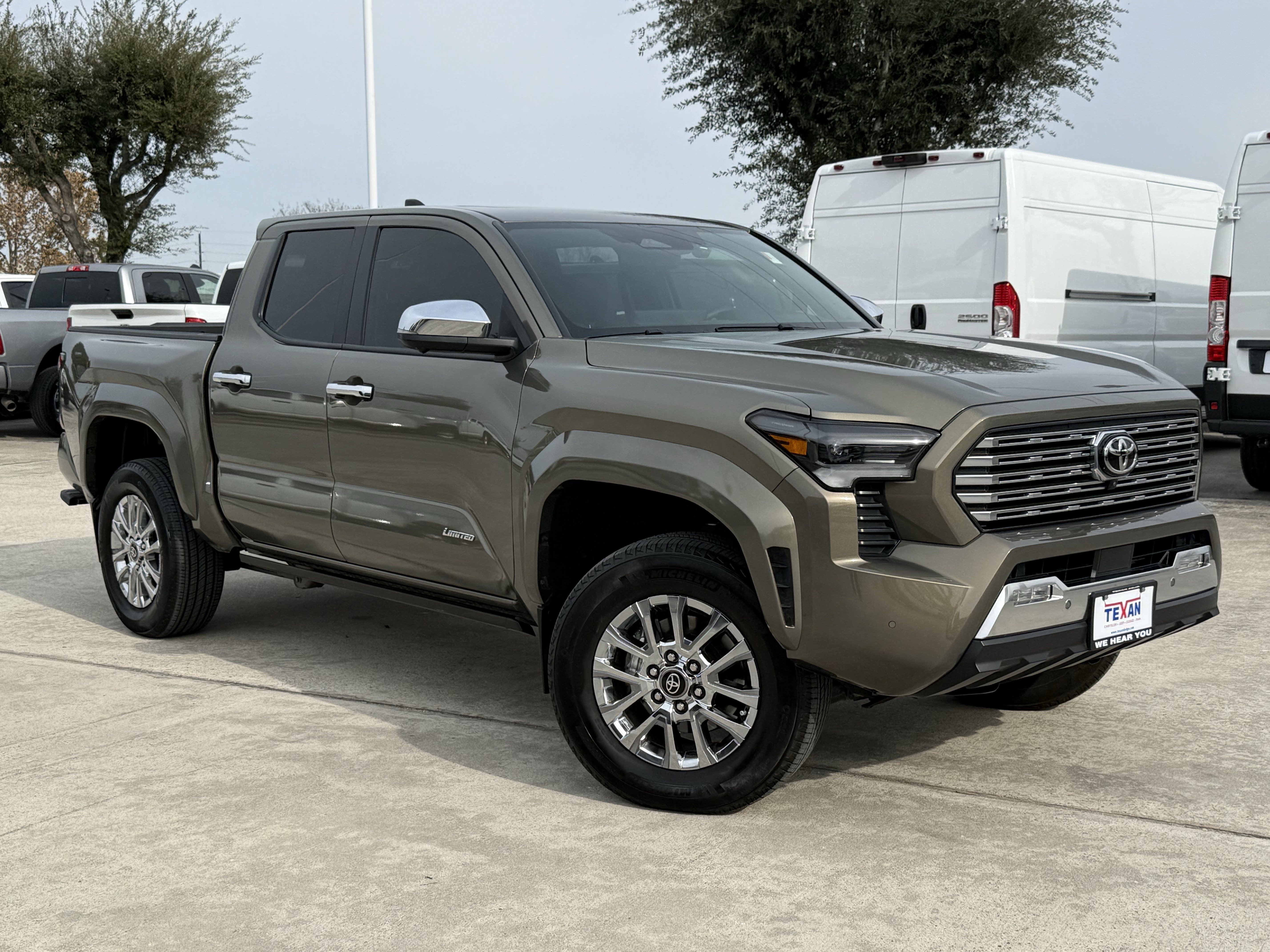 Used 2025 Toyota Tacoma 4x4 Double Cab image 2
