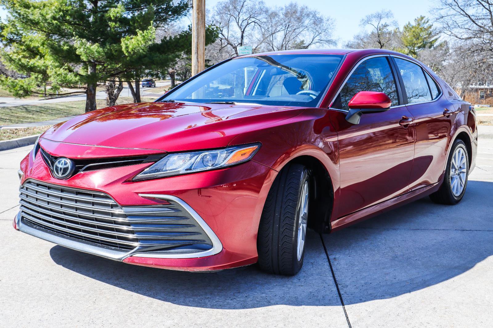 Used 2022 Toyota Camry LE FWD image 3