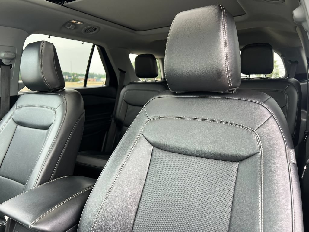 Used 2023 Ford Explorer Limited w/ Equipment Group 301A AWD/4WD image 15
