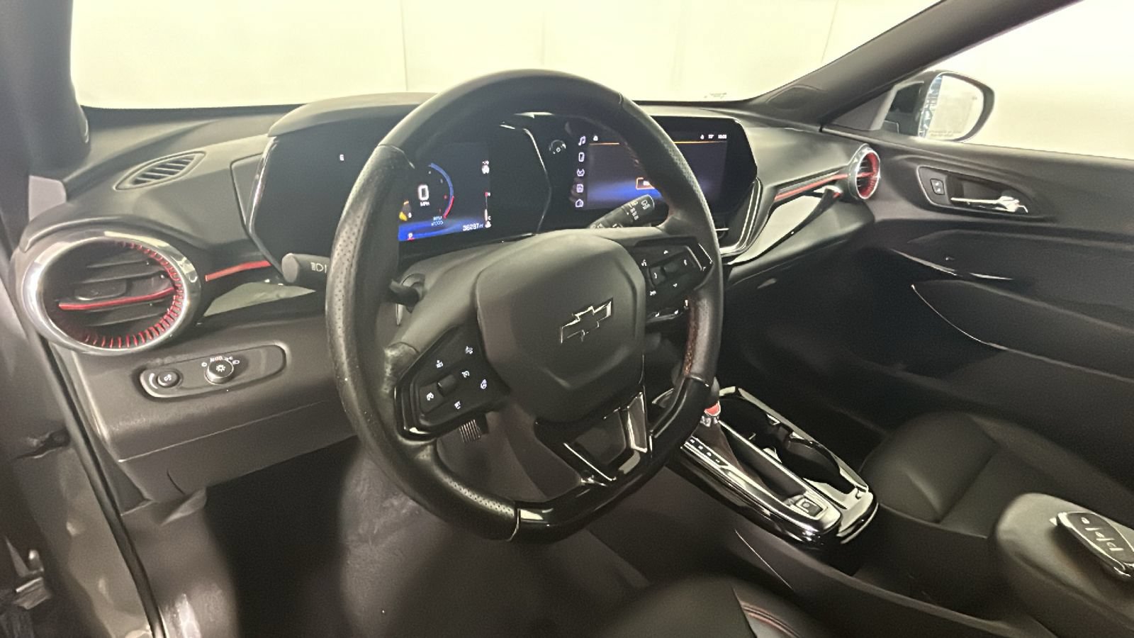 Used 2024 Chevrolet Trax RS w/ Sunroof Package FWD image 16
