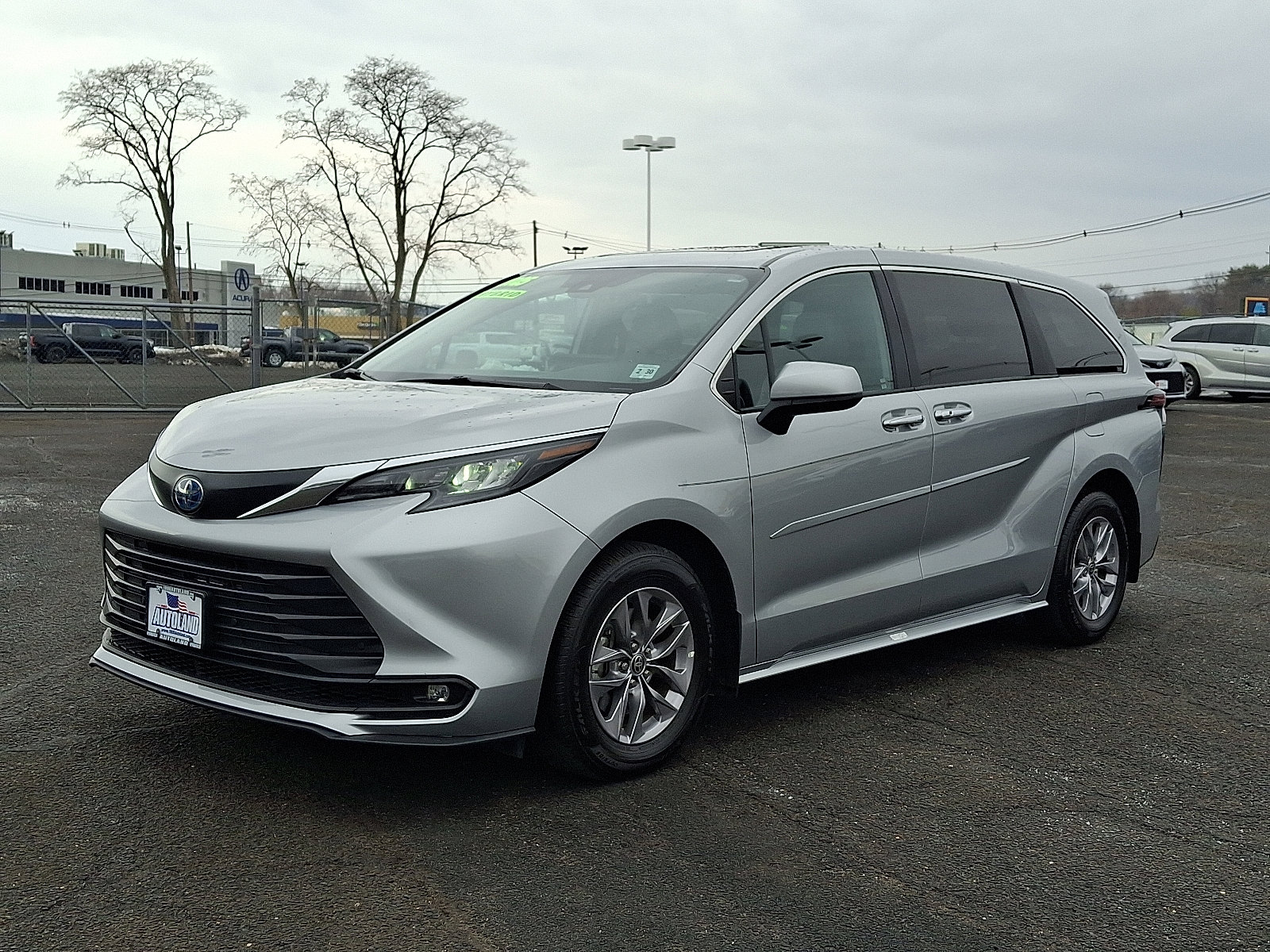 Used 2025 Toyota Sienna XLE image 3