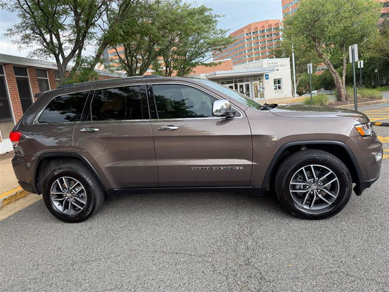 Used 2017 Jeep Grand Cherokee Limited AWD/4WD image 5