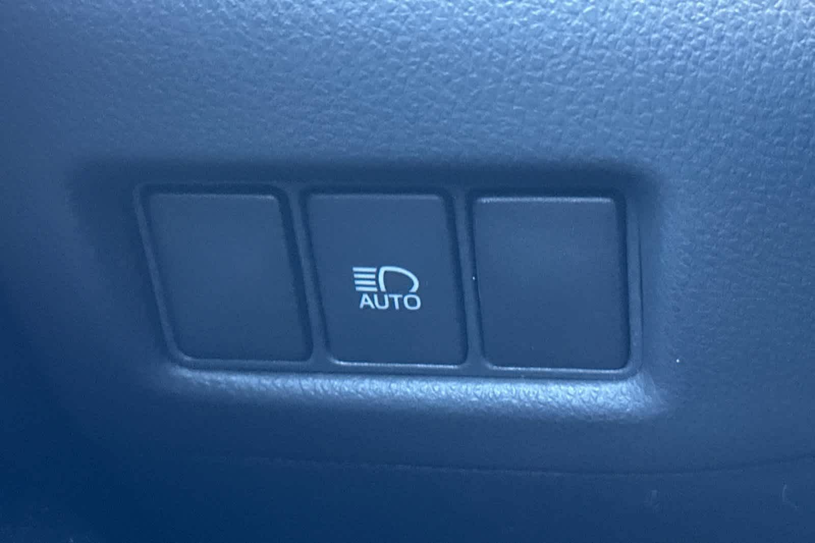 Used 2021 Toyota C-HR XLE FWD image 28