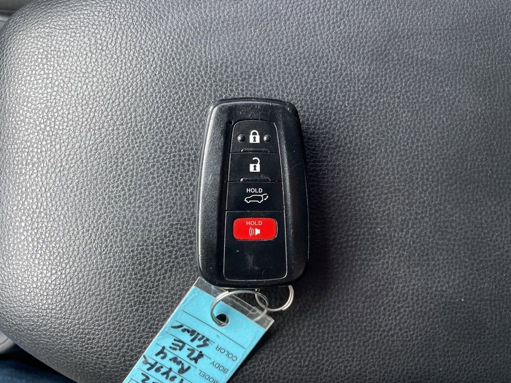 Used 2020 Toyota RAV4 XLE w/ Convenience Package image 24