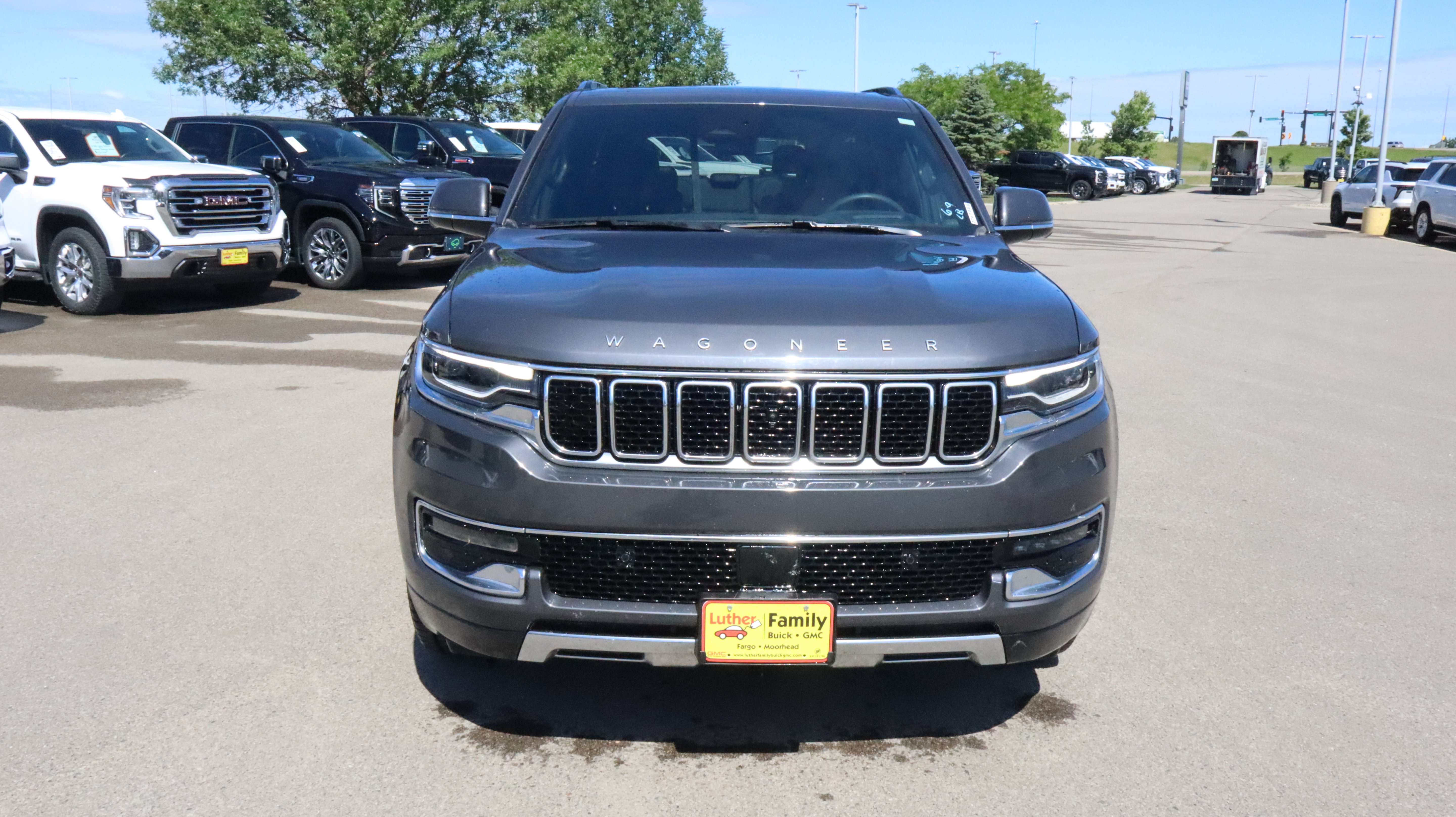 Used 2022 Jeep Wagoneer Series III w/ Premium Group I AWD/4WD image 2