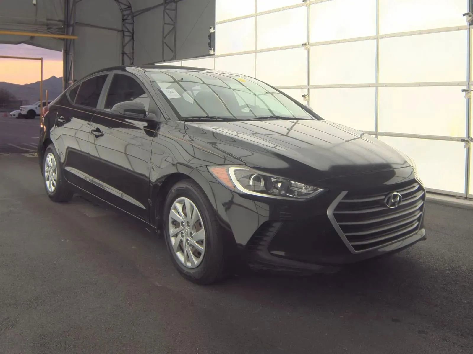 Used 2017 Hyundai Elantra SE image 1