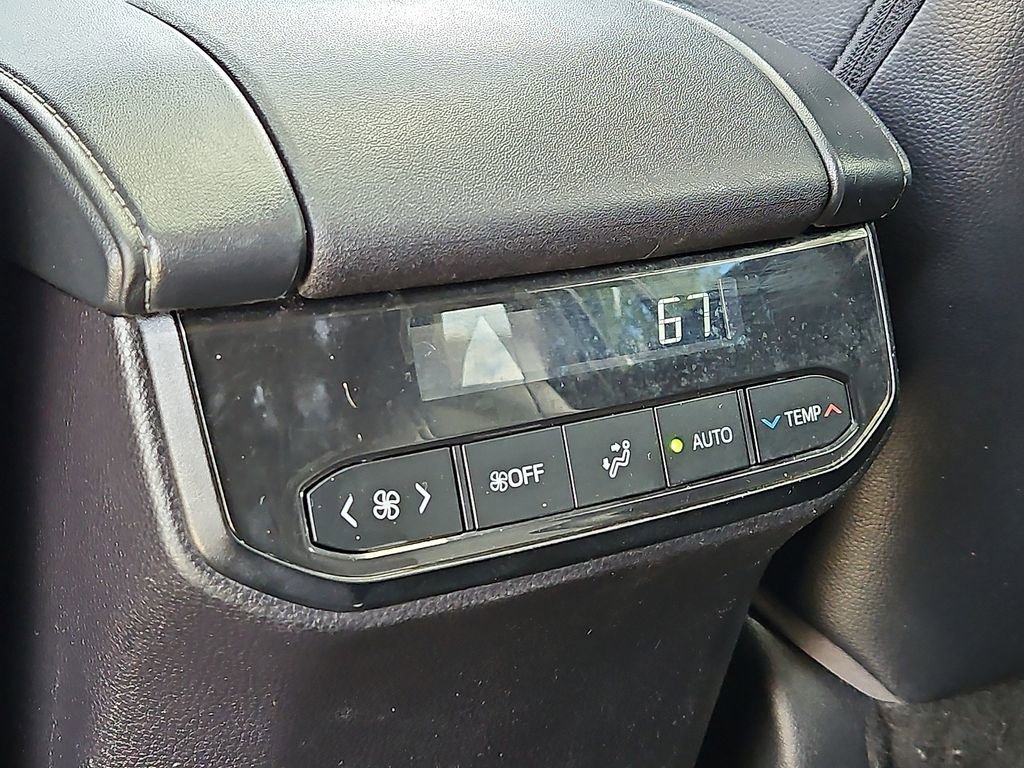 Used 2023 Toyota Highlander XLE image 11