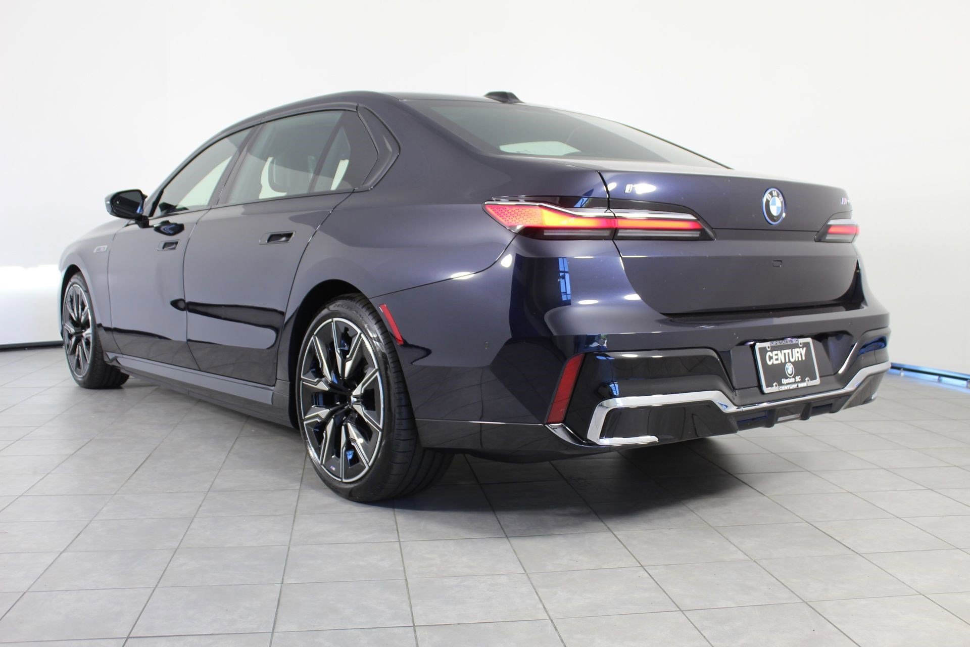 Used 2026 BMW i7 M70 w/ Premium Package image 3