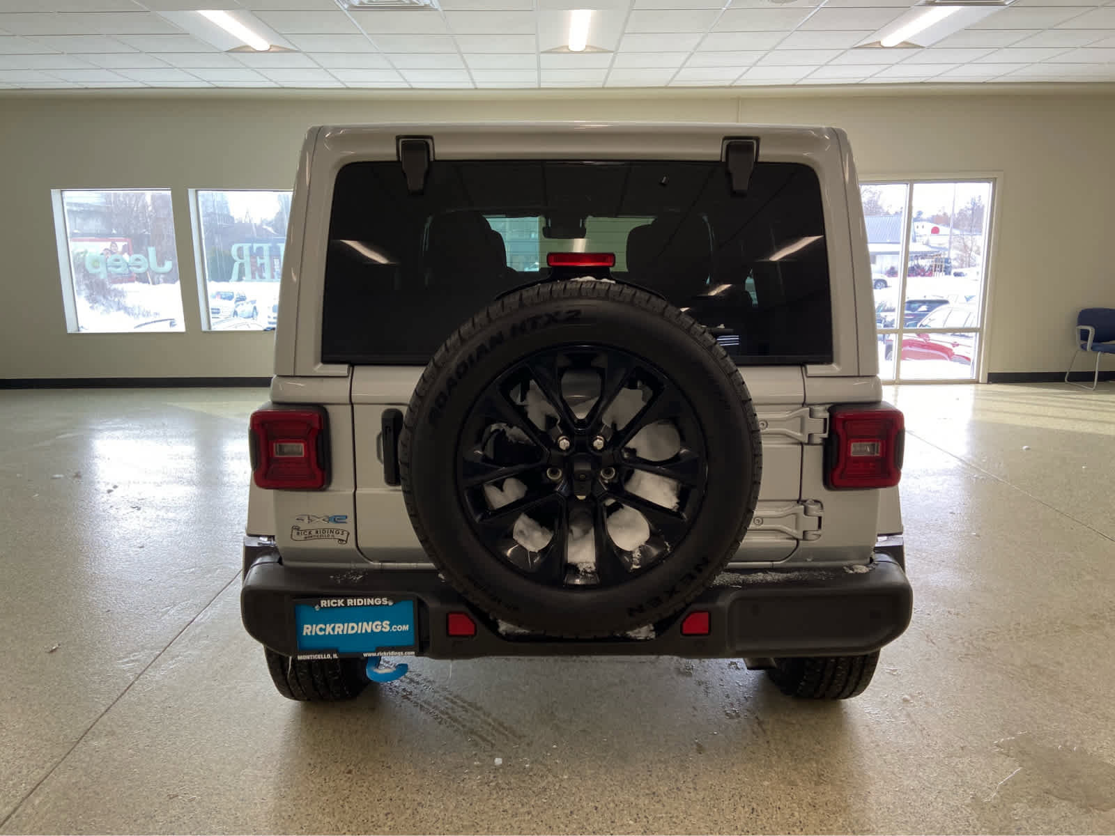 Used 2024 Jeep Wrangler Sahara w/ Technology Group AWD/4WD image 9