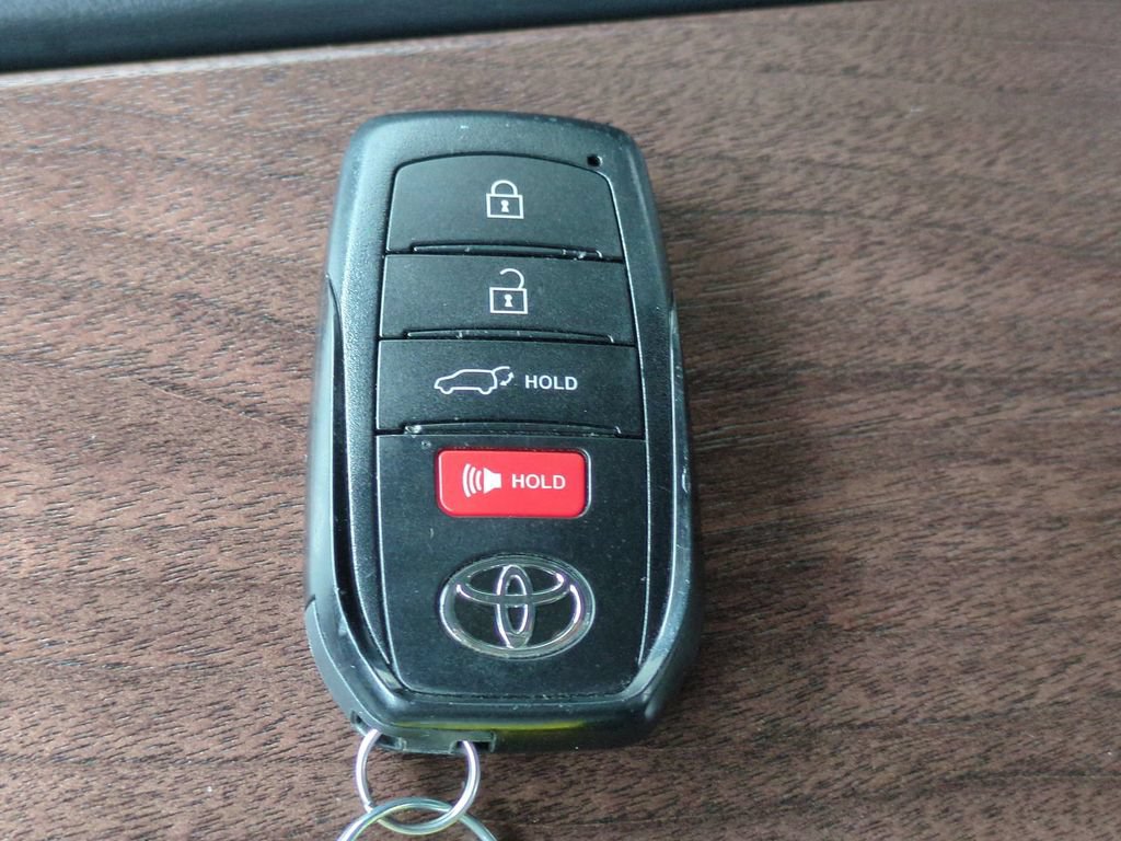 Used 2025 Toyota Sequoia Capstone AWD/4WD image 33