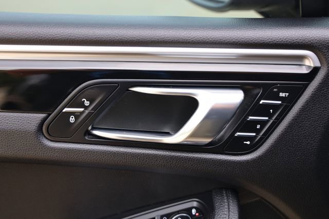Used 2018 Porsche Macan AWD/4WD image 24