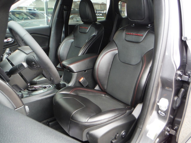 Used 2022 Jeep Cherokee Trailhawk w/ Comfort/Convenience Group AWD/4WD image 4
