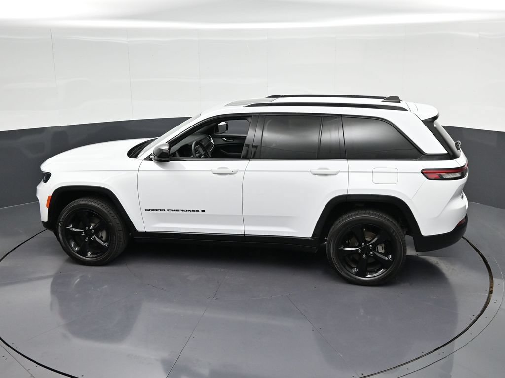 Used 2024 Jeep Grand Cherokee Altitude AWD/4WD image 26