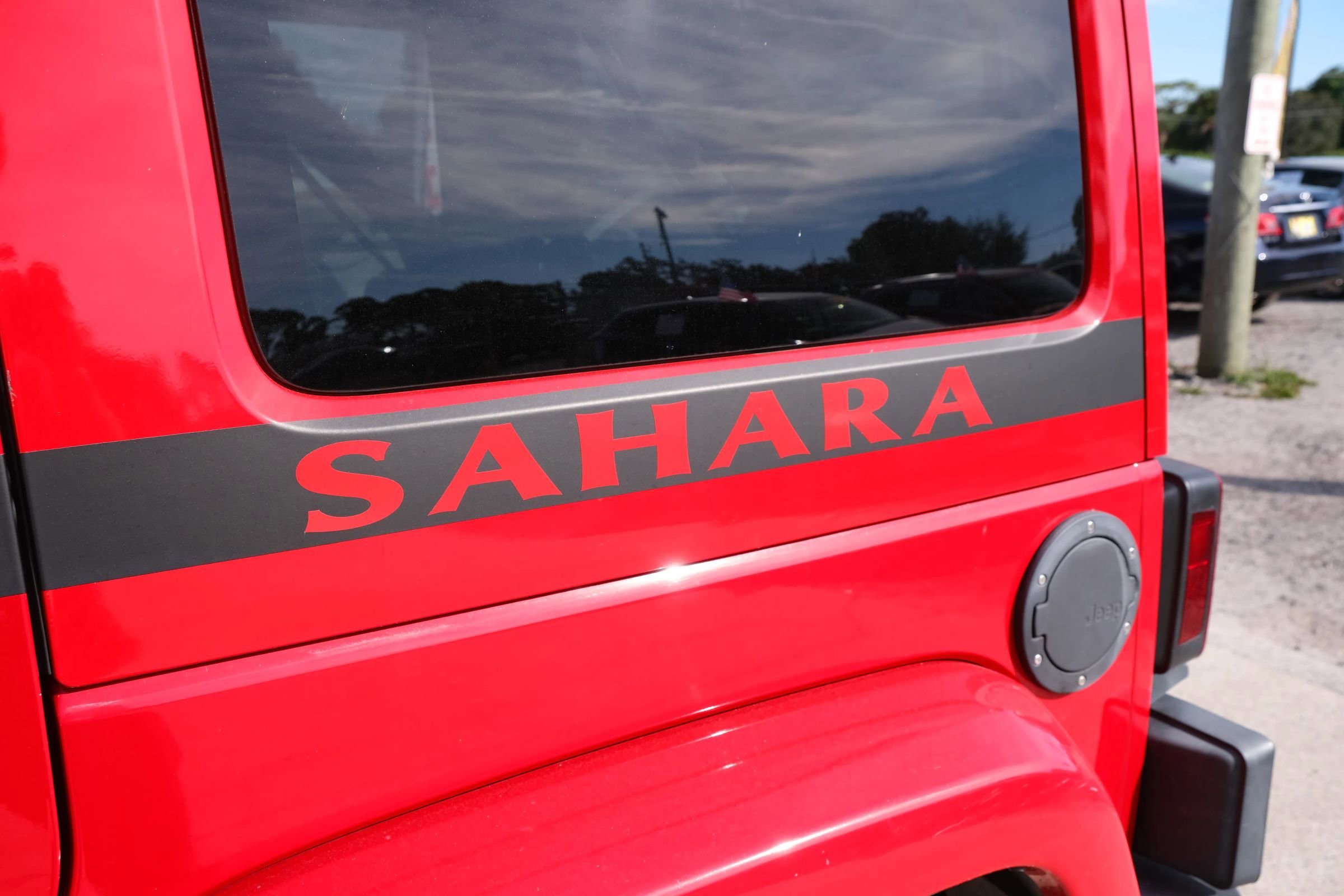 Used 2016 Jeep Wrangler Unlimited Sahara w/ Connectivity Group image 18