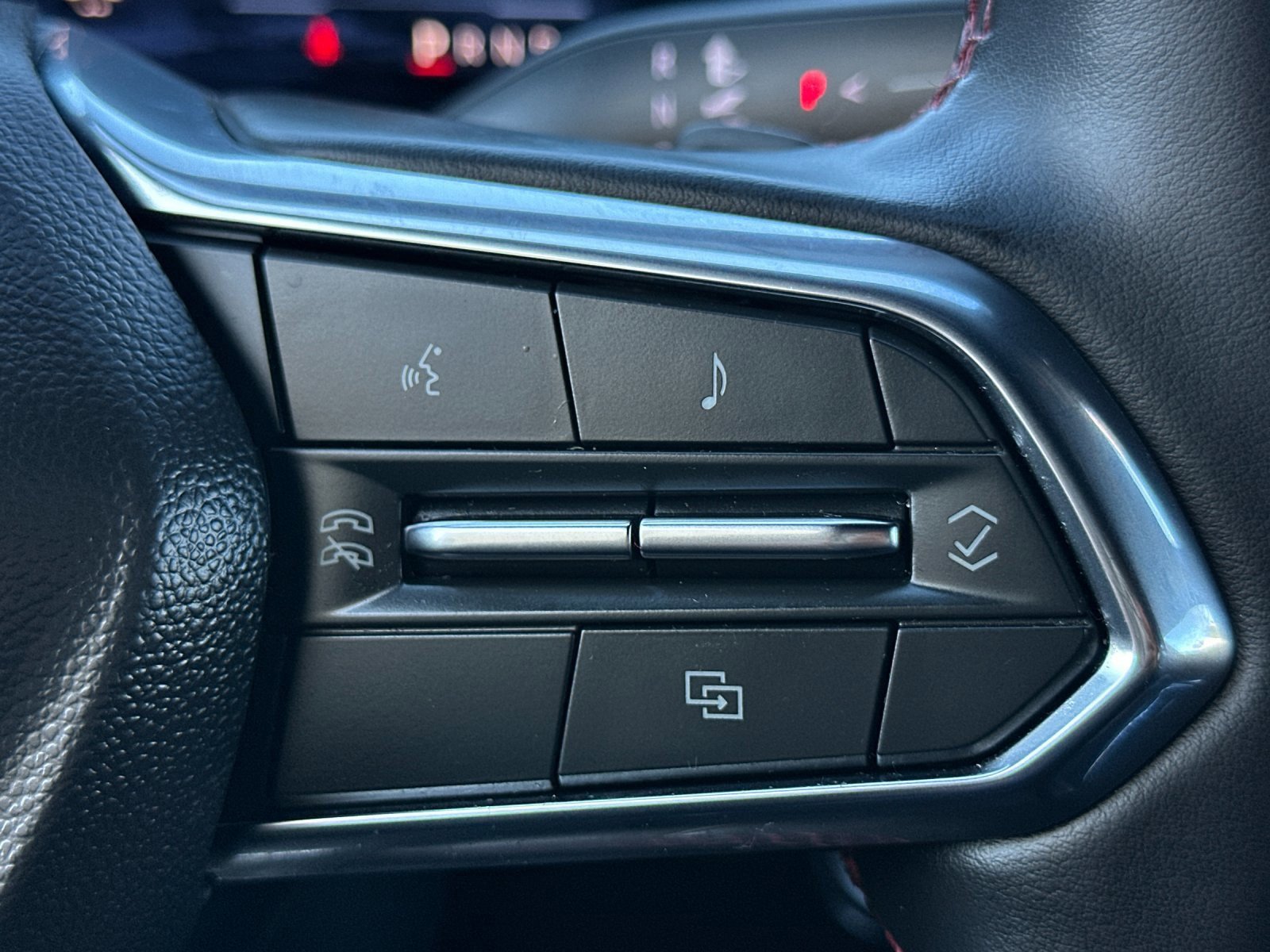 Used 2025 Chevrolet Suburban RST image 29