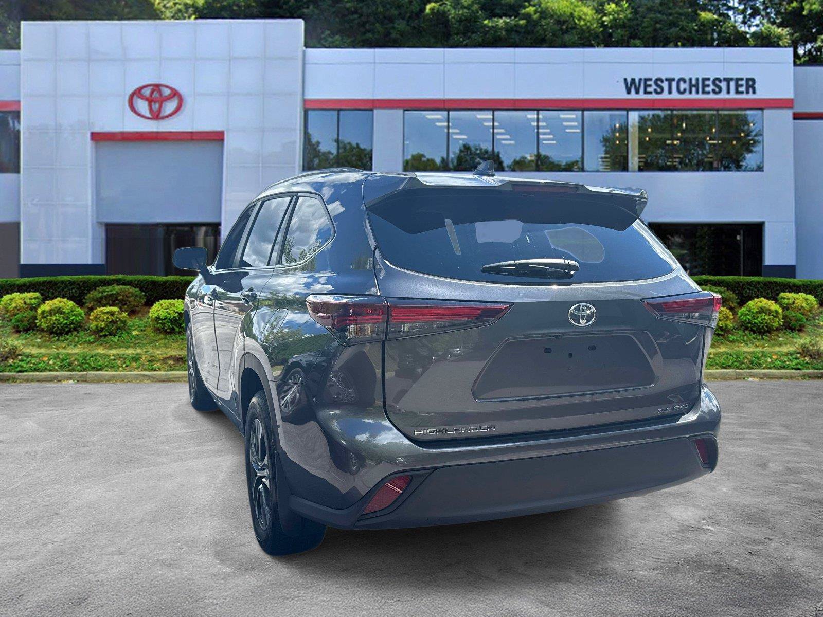 Certified 2025 Toyota Highlander XLE AWD/4WD image 5