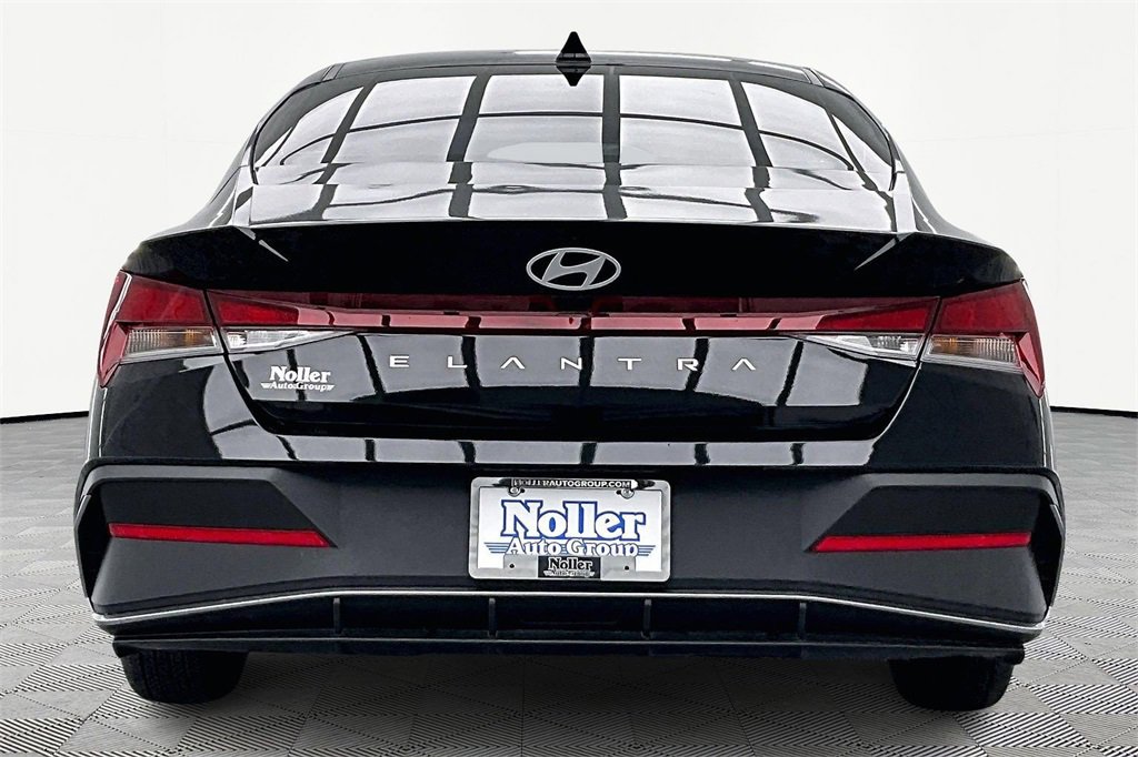 Used 2025 Hyundai Elantra SE image 4