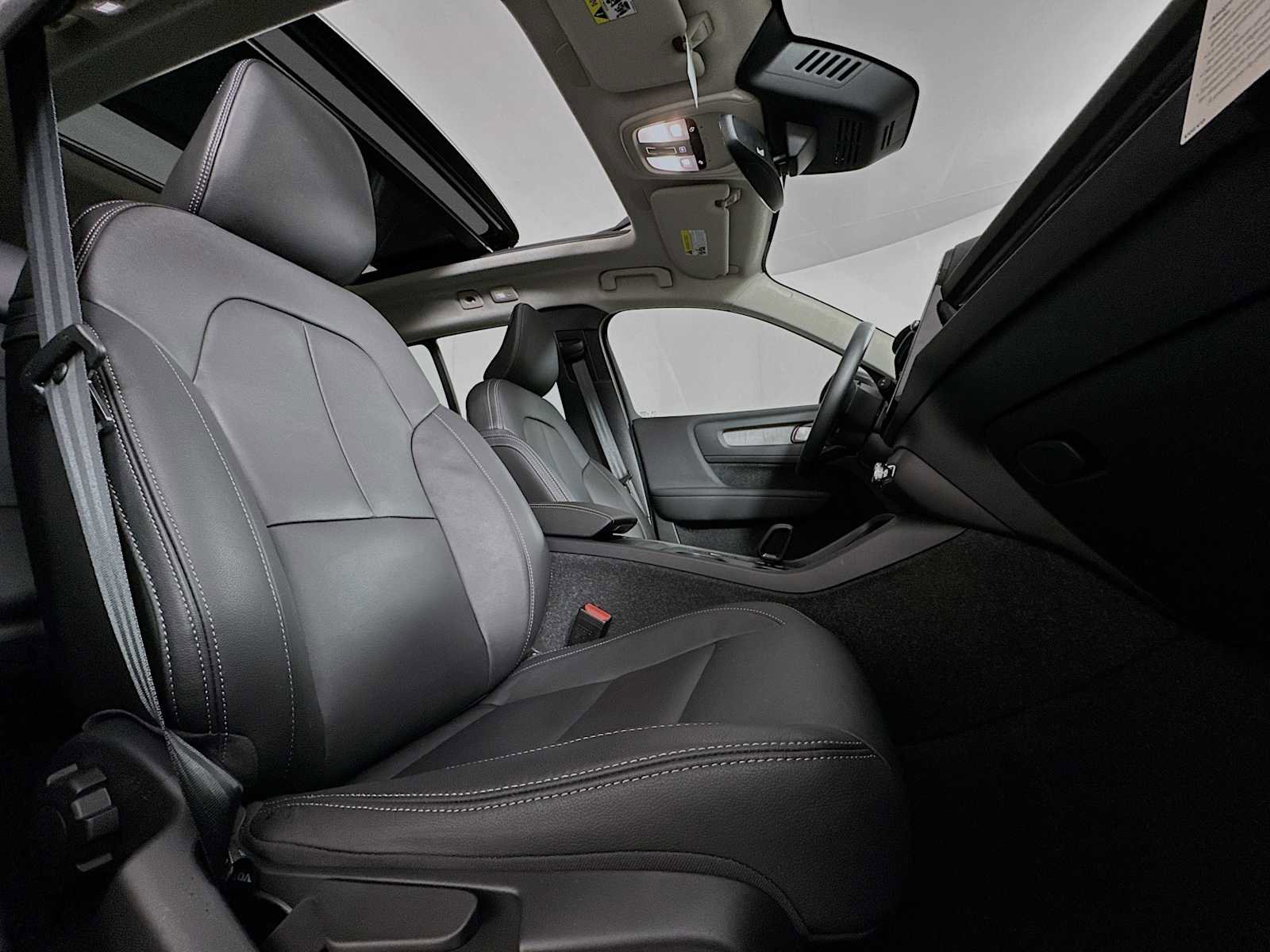 Used 2025 Volvo XC40 B5 Core w/ Protection Package Premier image 27